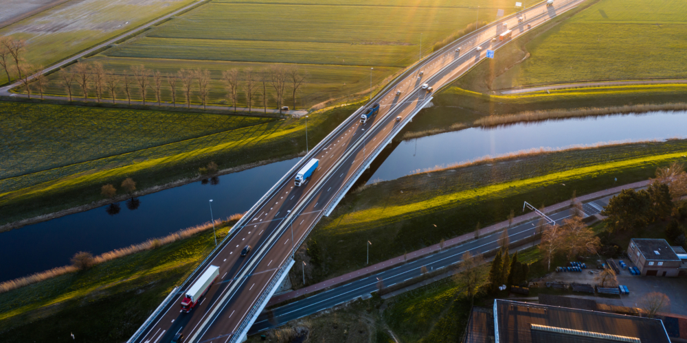 Snelweg Viaductbrug overbrugt kanaal snelweg A59 bij Waalwijk, Noord-Brabant