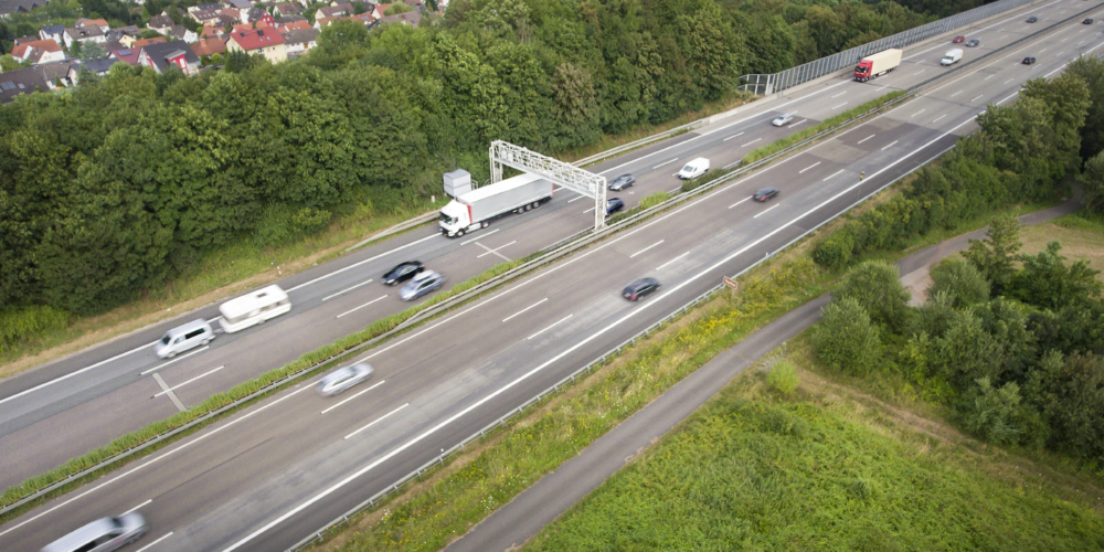 Highway and control gantry – aerial view – Luchtfoto – Duitsland? Autobahn?