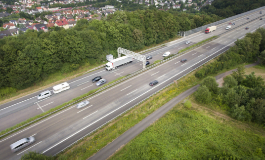 Highway and control gantry – aerial view – Luchtfoto – Duitsland? Autobahn?