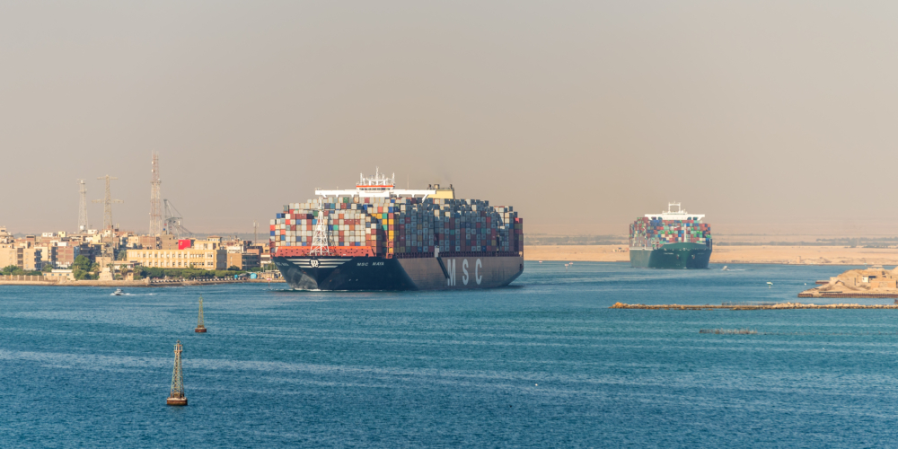 Traffic on the Suez Canal in Egypt – containervervoer – schip – wereldhandel