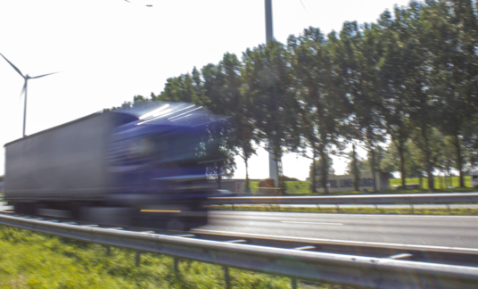 Vrachtwagen snelweg A27