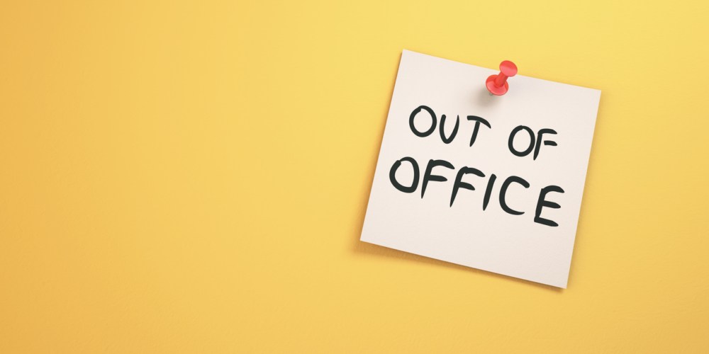 Out of Office Text Written on Note Paper Sitting on Yellow Background – Vakantie