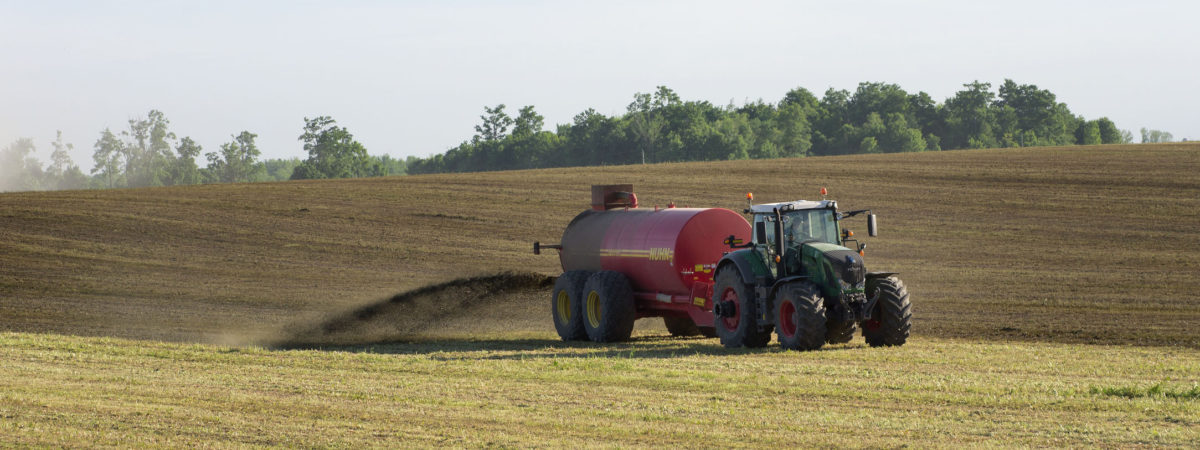 Farmer Spreading Liquid Manure – mest – boeren